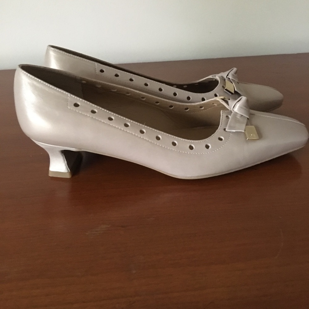 Stuart Weitzman vintage heels size 6.